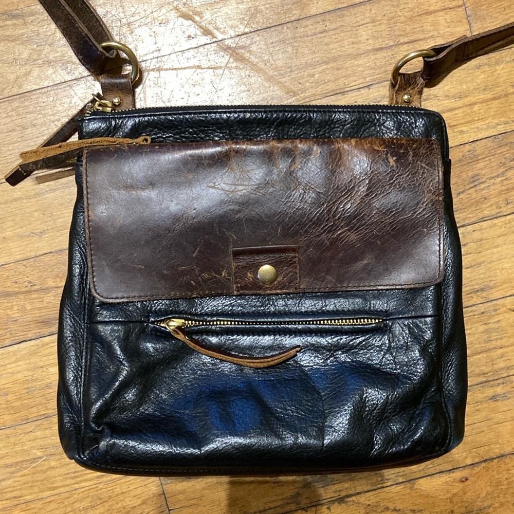 Overland purse soft supple leather with lots of pockets